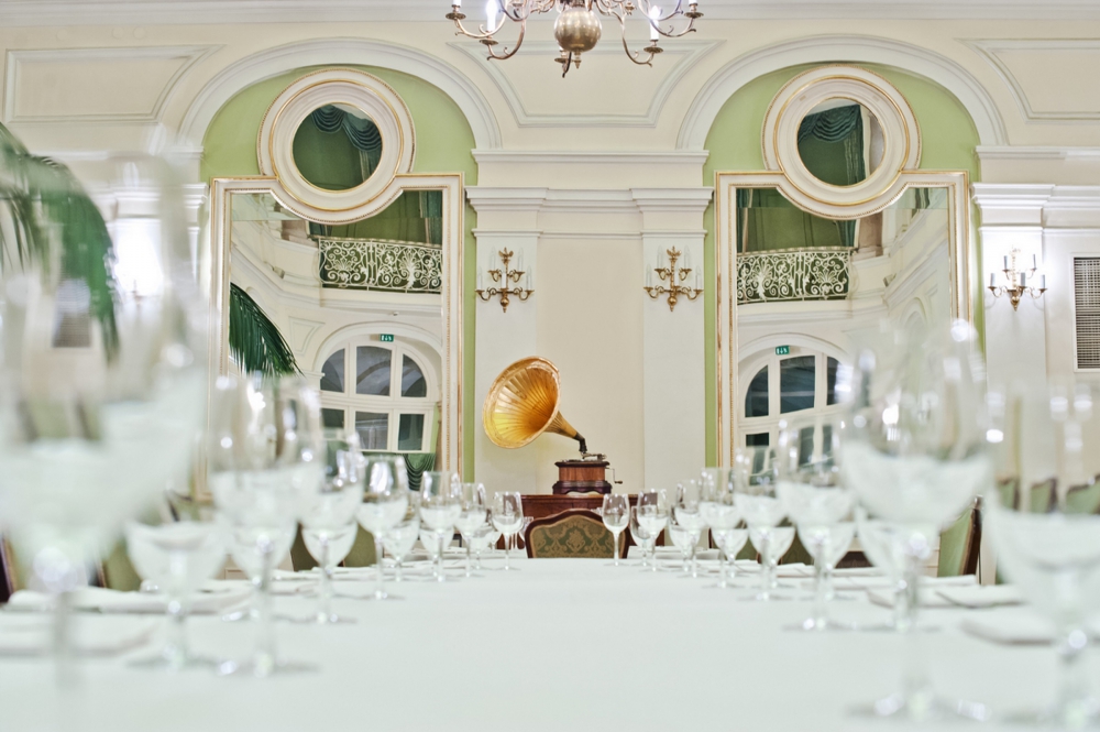 LEGENDARNA BALOWA SALA LUSTRZANA